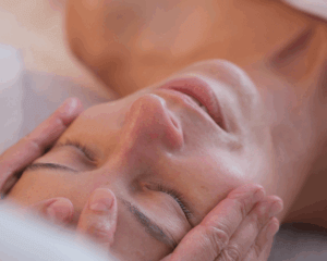 Peau et stress : comment ralentir apaise le système nerveux et révèle l’éclat du visage.