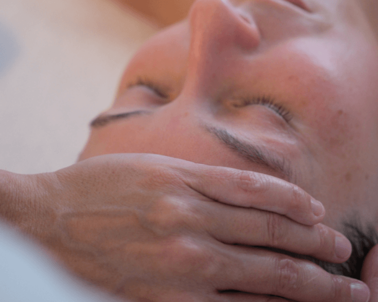 Les fascias du visage : comprendre leur rôle en massage facial.
